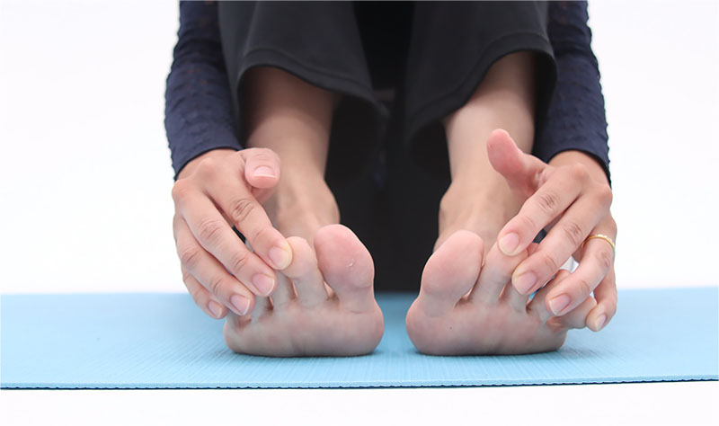 ひざを立てて、足裏を床にしっかりつけた状態から、手で足指全体を一度起こします。